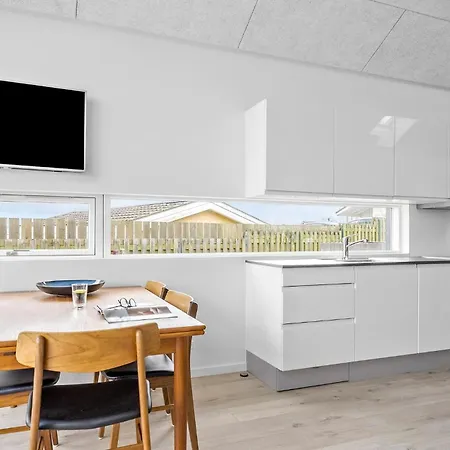 2 Bedroom Cozy In Holiday home